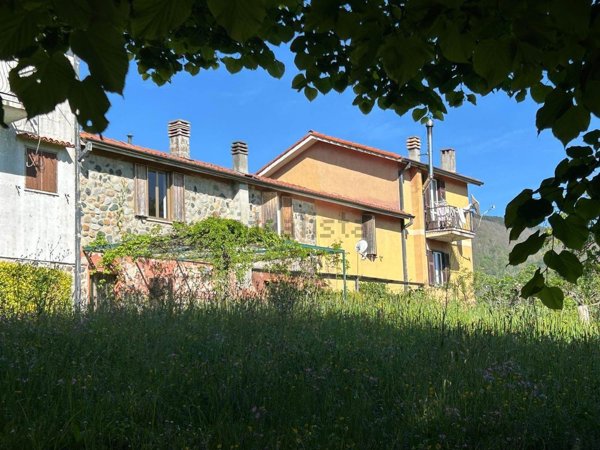 casa indipendente in vendita a Calice al Cornoviglio in zona Villagrossa