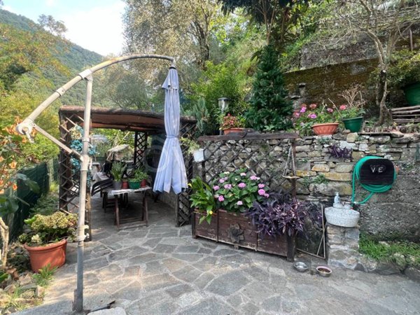casa indipendente in vendita a Calice al Cornoviglio in zona Novegina