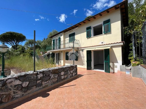 casa indipendente in vendita a Castelnuovo Magra