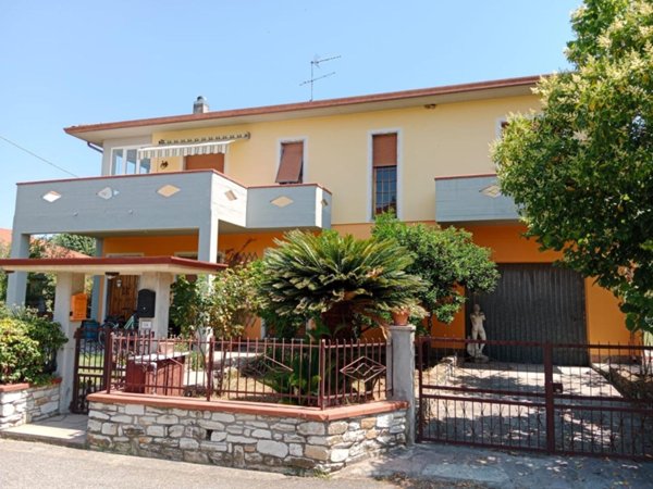 casa indipendente in vendita a Castelnuovo Magra in zona Molicciara