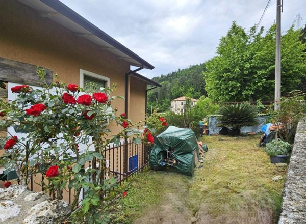 casa indipendente in vendita a Castelnuovo Magra in zona Vallecchia