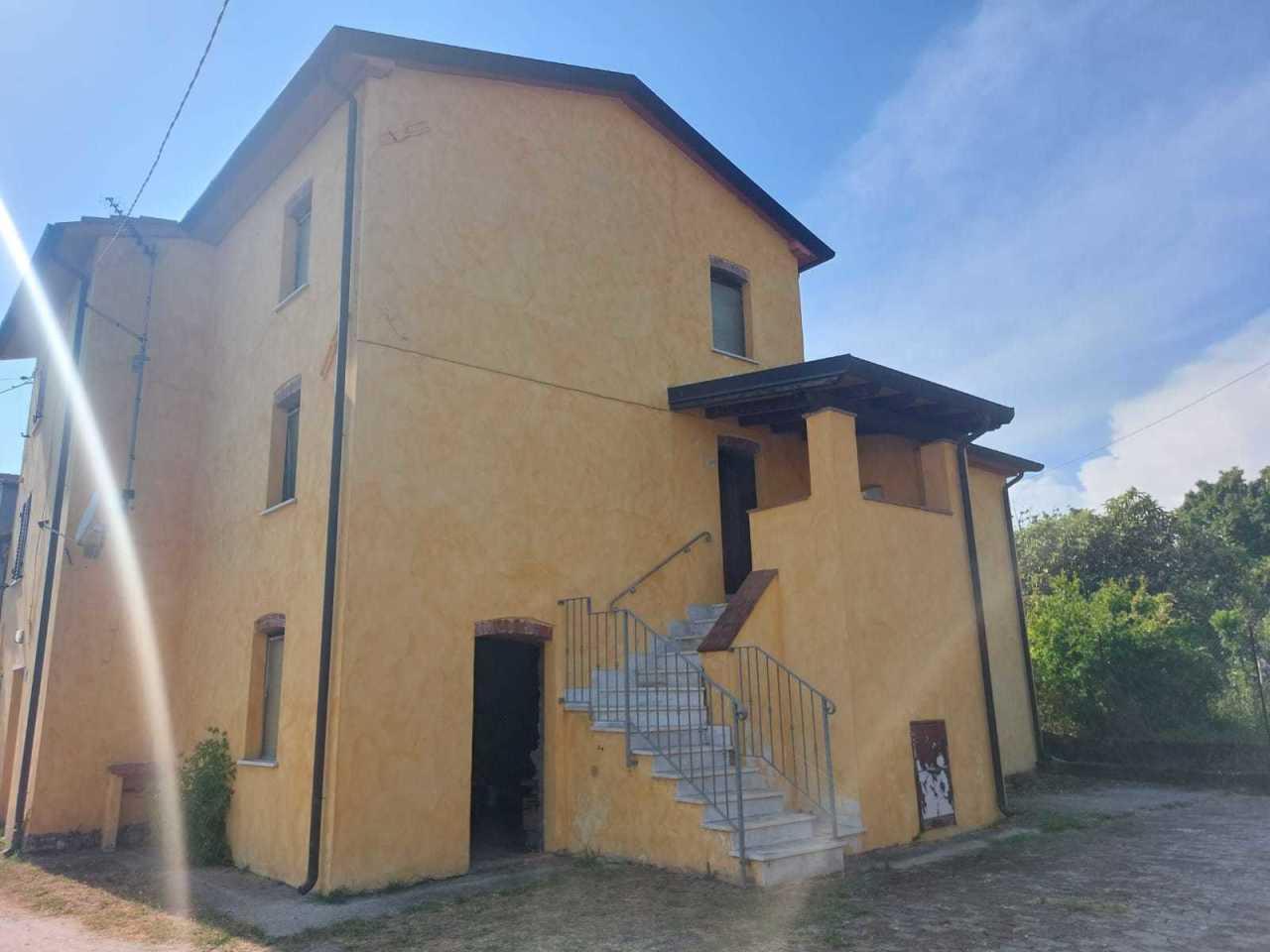 casa semindipendente in vendita a Castelnuovo Magra in zona Colombiera