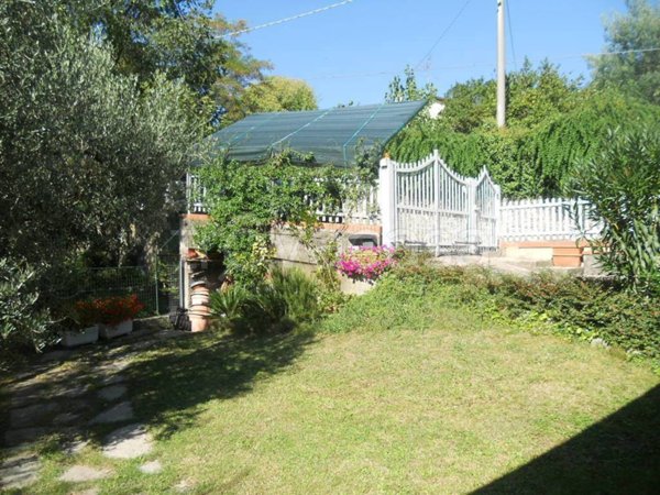 casa indipendente in vendita a Castelnuovo Magra