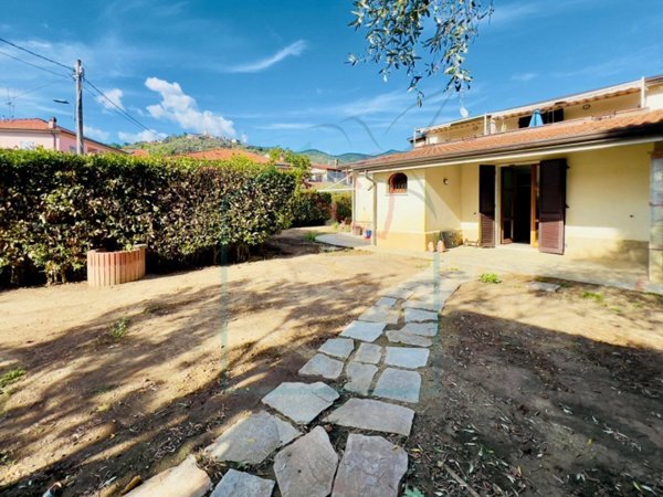 casa indipendente in vendita a Castelnuovo Magra in zona Molicciara