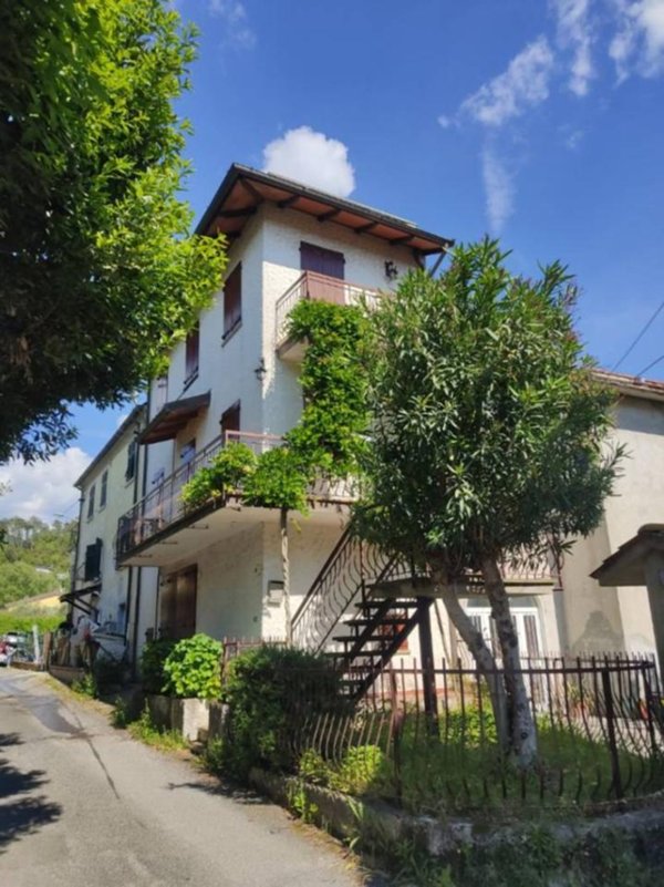 casa indipendente in vendita a Castelnuovo Magra