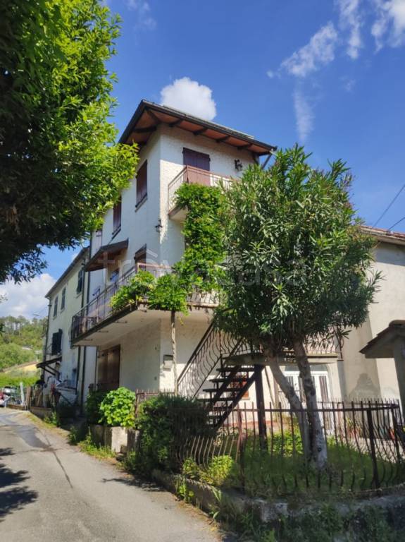 casa indipendente in vendita a Castelnuovo Magra