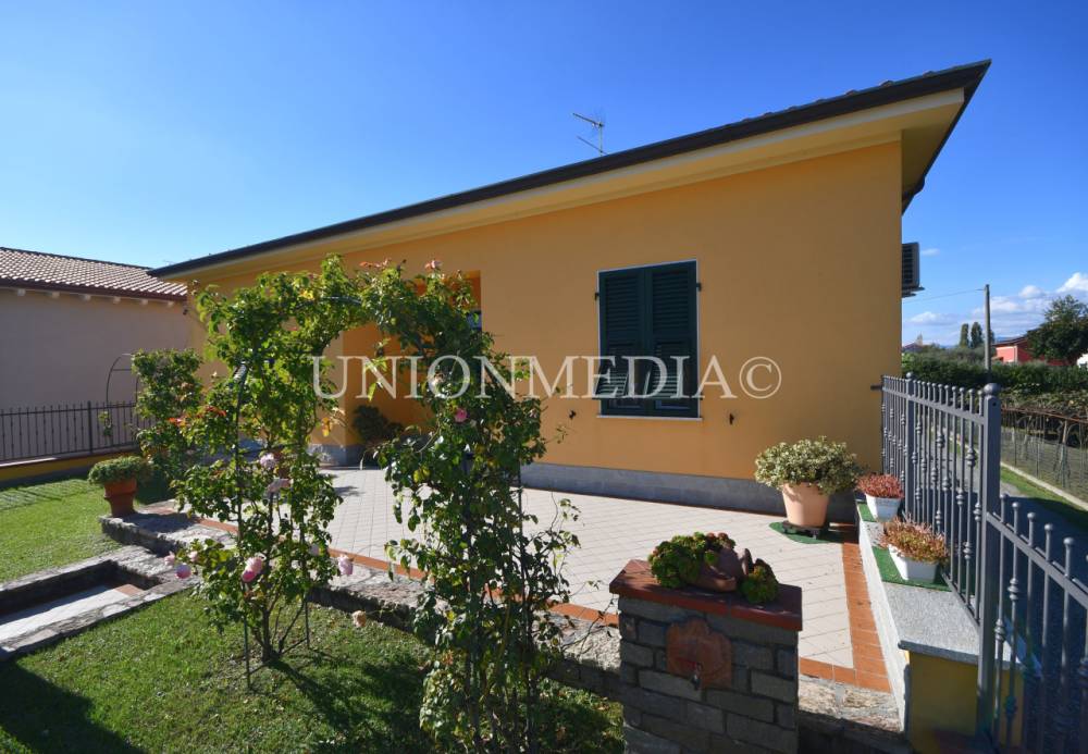 casa indipendente in vendita a Castelnuovo Magra in zona Molicciara