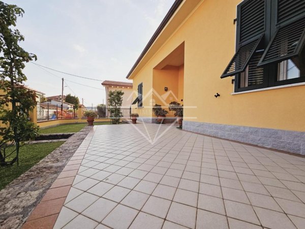 casa indipendente in vendita a Castelnuovo Magra in zona Molicciara