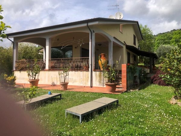 casa indipendente in vendita a Castelnuovo Magra