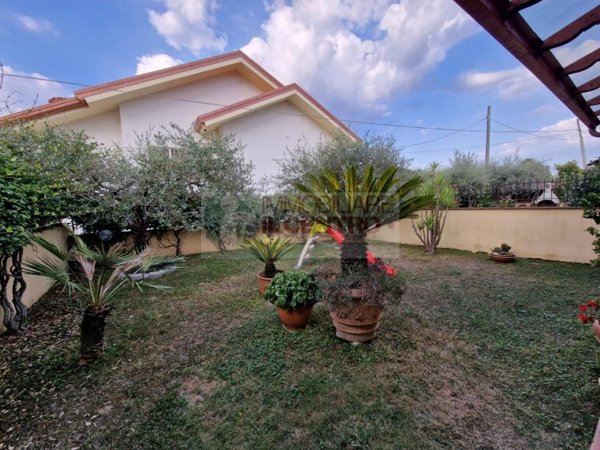 casa indipendente in vendita a Castelnuovo Magra in zona Palvotrisia