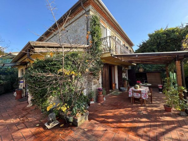 casa indipendente in vendita a Castelnuovo Magra in zona Molicciara