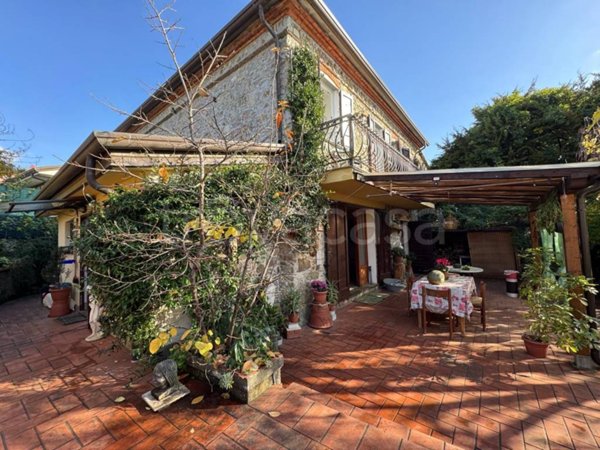 casa indipendente in vendita a Castelnuovo Magra