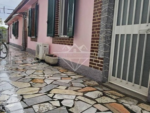 casa indipendente in vendita a Castelnuovo Magra in zona Colombiera