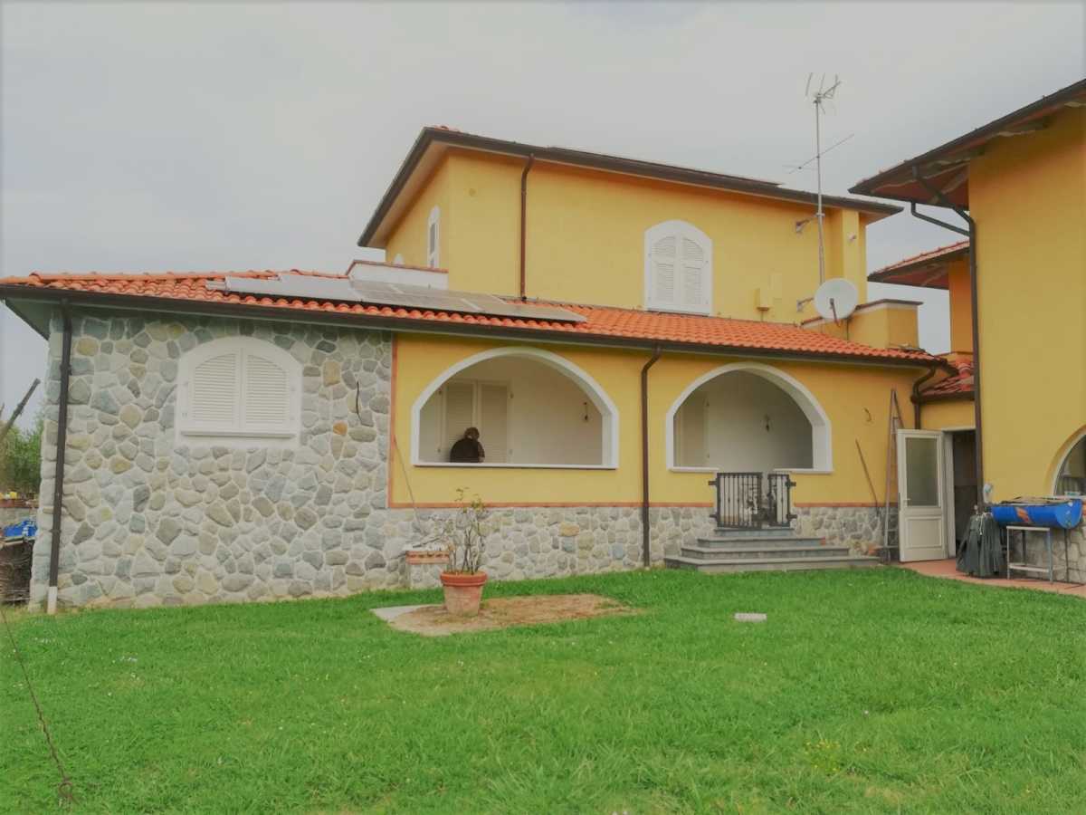 casa indipendente in vendita a Castelnuovo Magra in zona Molicciara