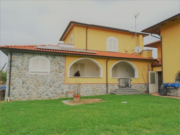 casa indipendente in vendita a Castelnuovo Magra in zona Molicciara