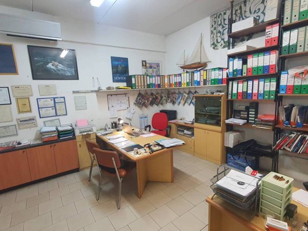 locale commerciale in vendita a Castelnuovo Magra in zona Colombiera