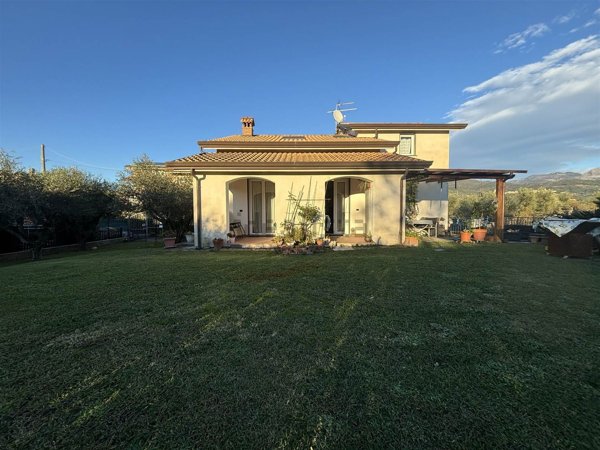 casa indipendente in vendita a Castelnuovo Magra