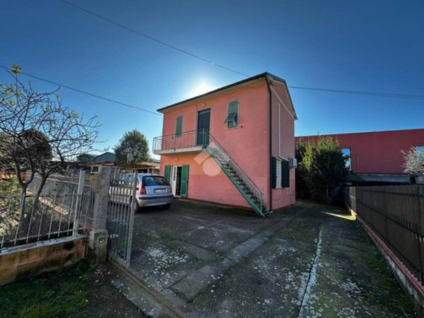 casa indipendente in vendita a Castelnuovo Magra in zona Palvotrisia