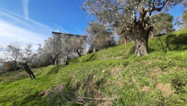 casa indipendente in vendita a Castelnuovo Magra