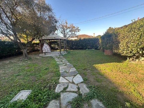casa indipendente in vendita a Castelnuovo Magra in zona Colombiera