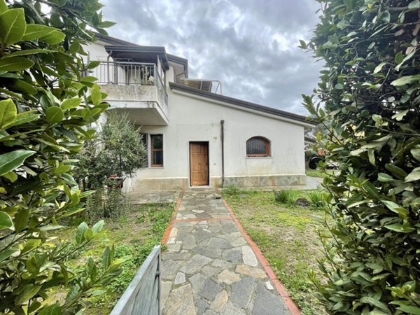 casa indipendente in vendita a Castelnuovo Magra