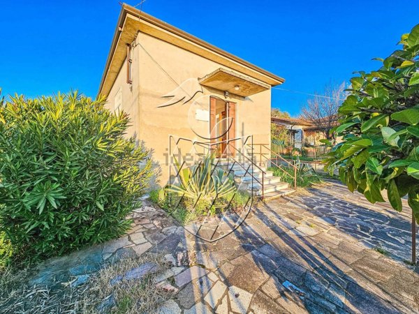 casa indipendente in vendita a Castelnuovo Magra