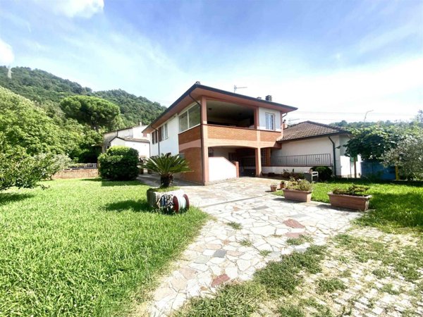 casa indipendente in vendita a Castelnuovo Magra