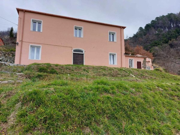 casa indipendente in vendita a Castelnuovo Magra in zona Vallecchia