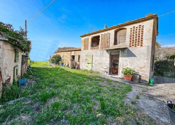casa indipendente in vendita a Castelnuovo Magra