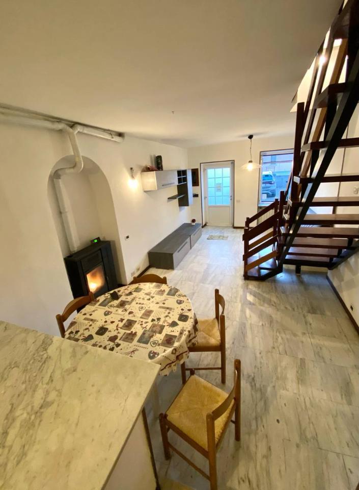 casa indipendente in vendita a Castelnuovo Magra in zona Palvotrisia