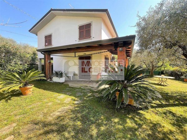 casa indipendente in vendita a Castelnuovo Magra
