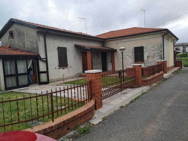 casa indipendente in vendita a Castelnuovo Magra