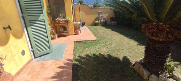 casa semindipendente in vendita a Castelnuovo Magra in zona Molicciara