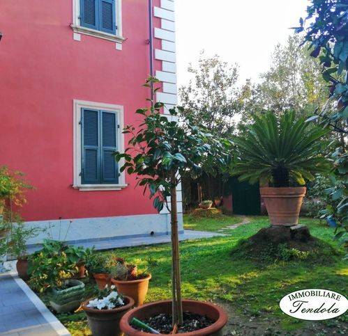 casa indipendente in vendita a Castelnuovo Magra in zona Colombiera