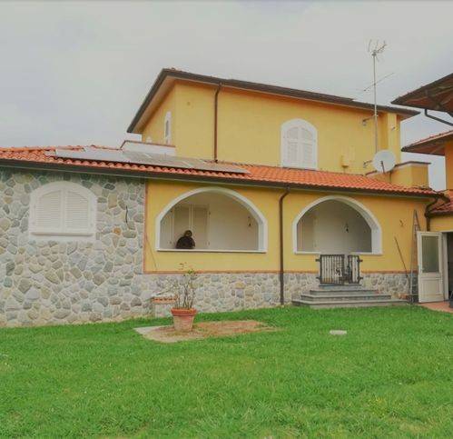 casa indipendente in vendita a Castelnuovo Magra in zona Molicciara