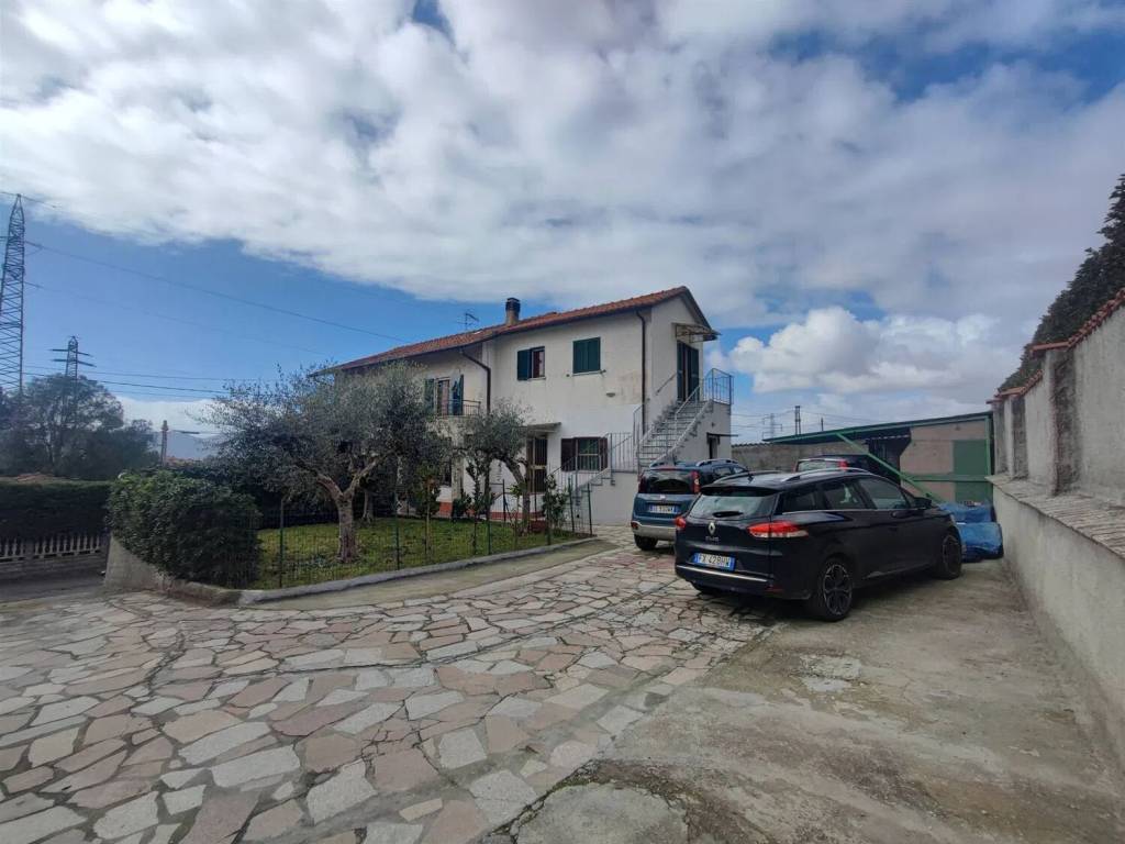 casa indipendente in vendita a Castelnuovo Magra in zona Colombiera