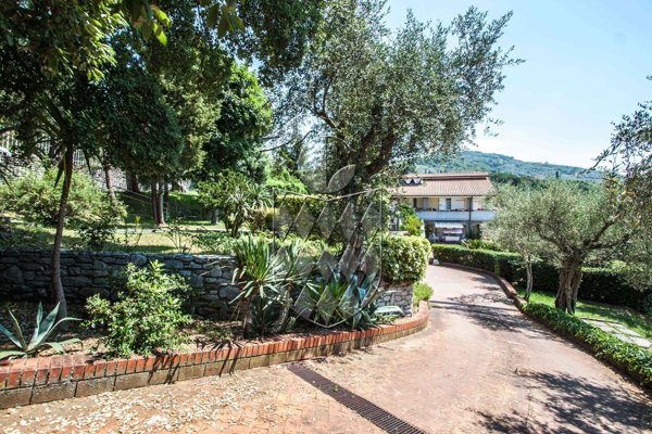 casa indipendente in vendita a Castelnuovo Magra