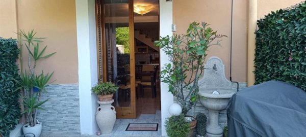 casa indipendente in vendita a Castelnuovo Magra