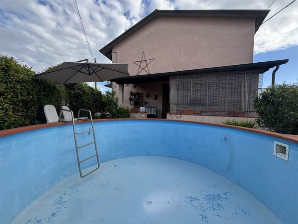 casa indipendente in vendita a Castelnuovo Magra in zona Palvotrisia