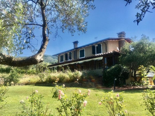 casa indipendente in vendita a Castelnuovo Magra in zona Colombiera