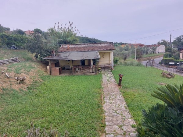 casa indipendente in vendita a Castelnuovo Magra in zona Molicciara