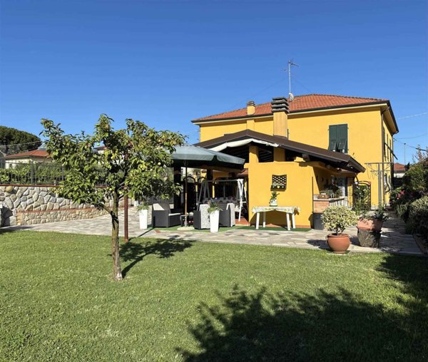 casa indipendente in vendita a Castelnuovo Magra in zona Molicciara
