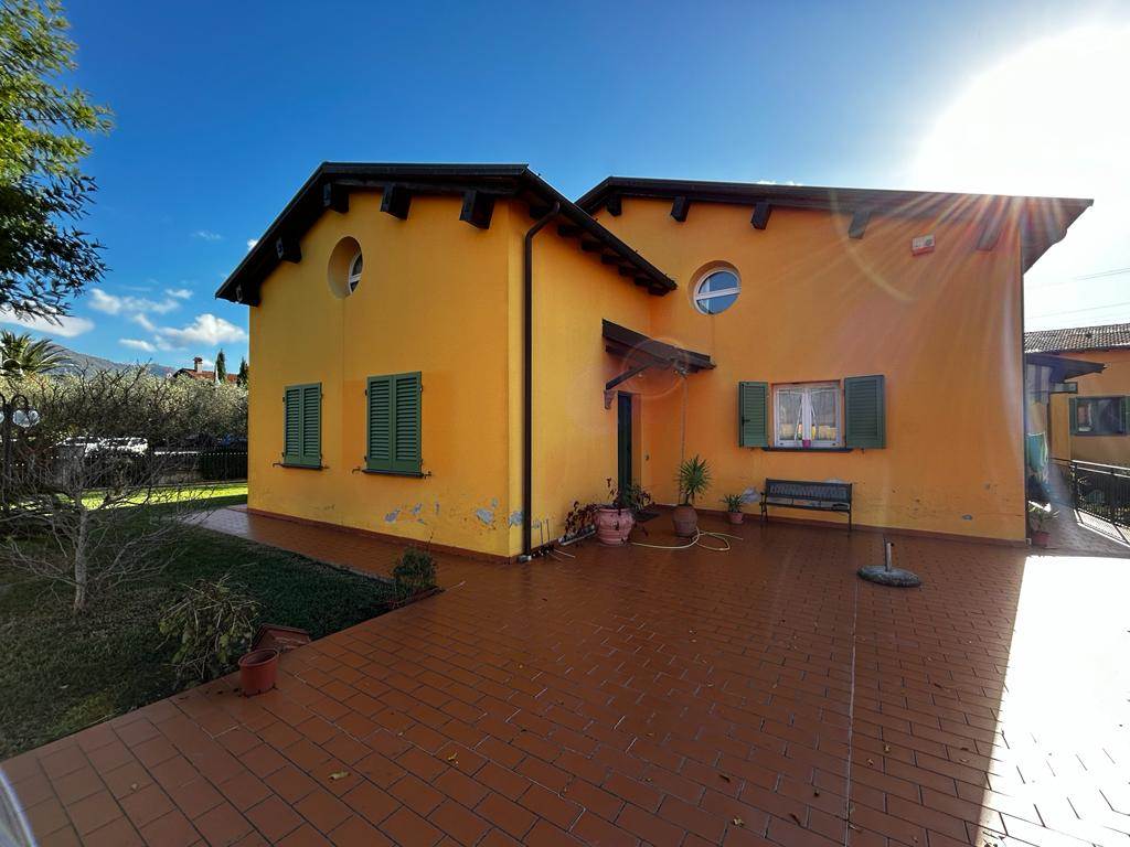 casa indipendente in vendita a Castelnuovo Magra