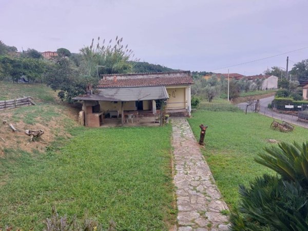 casa indipendente in vendita a Castelnuovo Magra in zona Colombiera