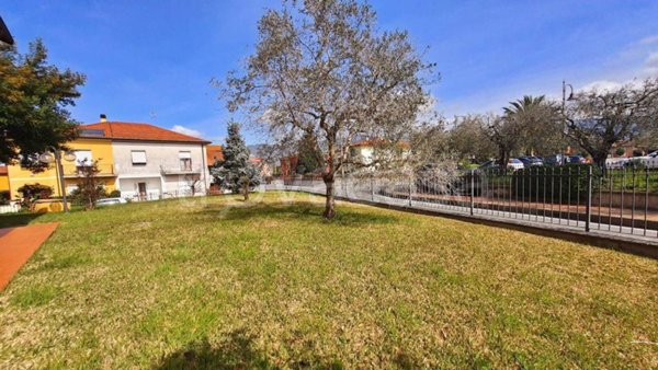 casa indipendente in vendita a Castelnuovo Magra in zona Palvotrisia