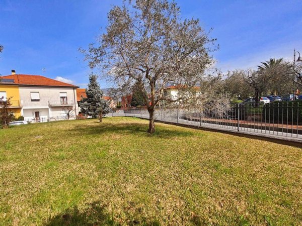 casa indipendente in vendita a Castelnuovo Magra in zona Palvotrisia