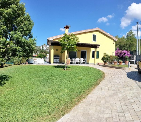 casa indipendente in vendita a Castelnuovo Magra in zona Colombiera