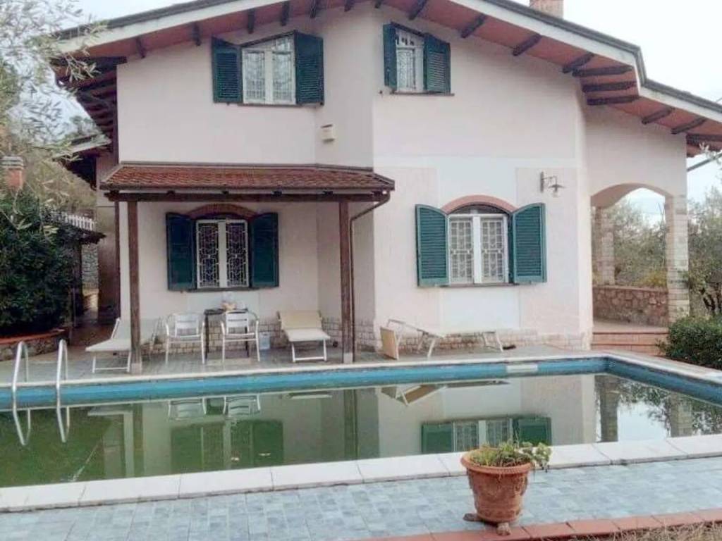 casa indipendente in vendita a Castelnuovo Magra