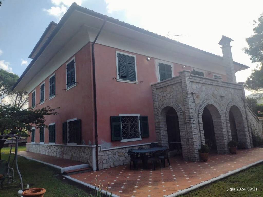 casa indipendente in vendita a Castelnuovo Magra in zona Colombiera