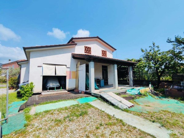 casa indipendente in vendita a Castelnuovo Magra in zona Colombiera